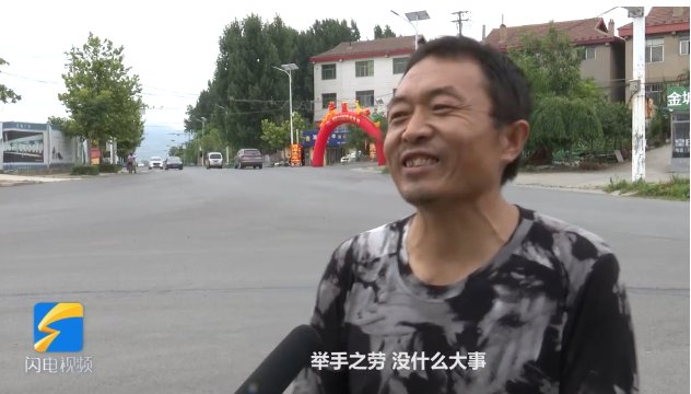  轿车|山东街头，汽车溜车乘客被轧，男子飞奔截停