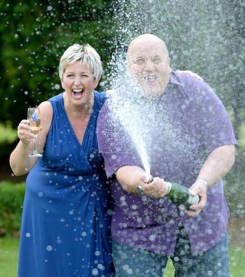 抛弃|男子中13亿一口气买38套房出租，妻子却要离婚又被3女友抛弃，现被骂惨