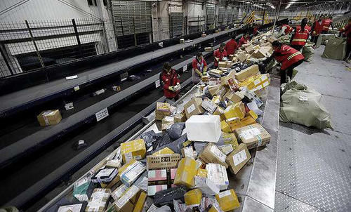  被判|七旬老人楼道里“捡”了一箱化妆品，扔了化妆品卖纸箱，被判赔偿一万多