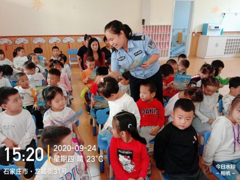  交警|栾城交警开展节前送交通安全“礼包”活动