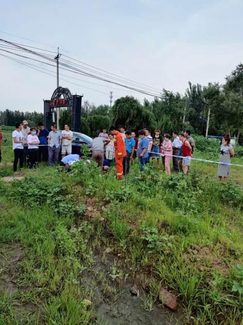  现场|2岁男孩坠入7米深窄口井，民警火速救援