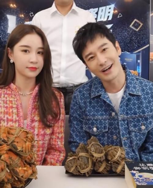 追星|雪梨与黄晓明同框直播，面带羞涩完全不敢对视，已婚妈妈秒变追星少女