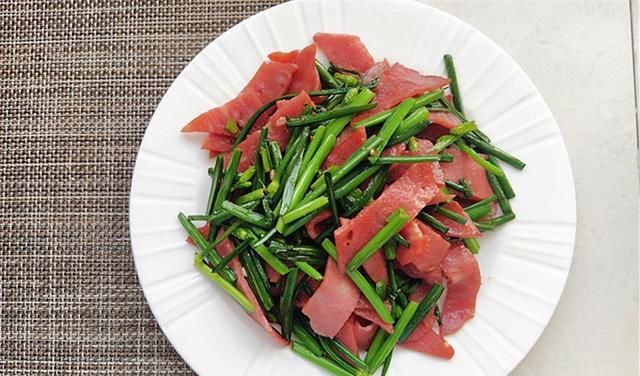  韭苔|天热就爱吃，做法简单，味好颜值高，三两下就出锅