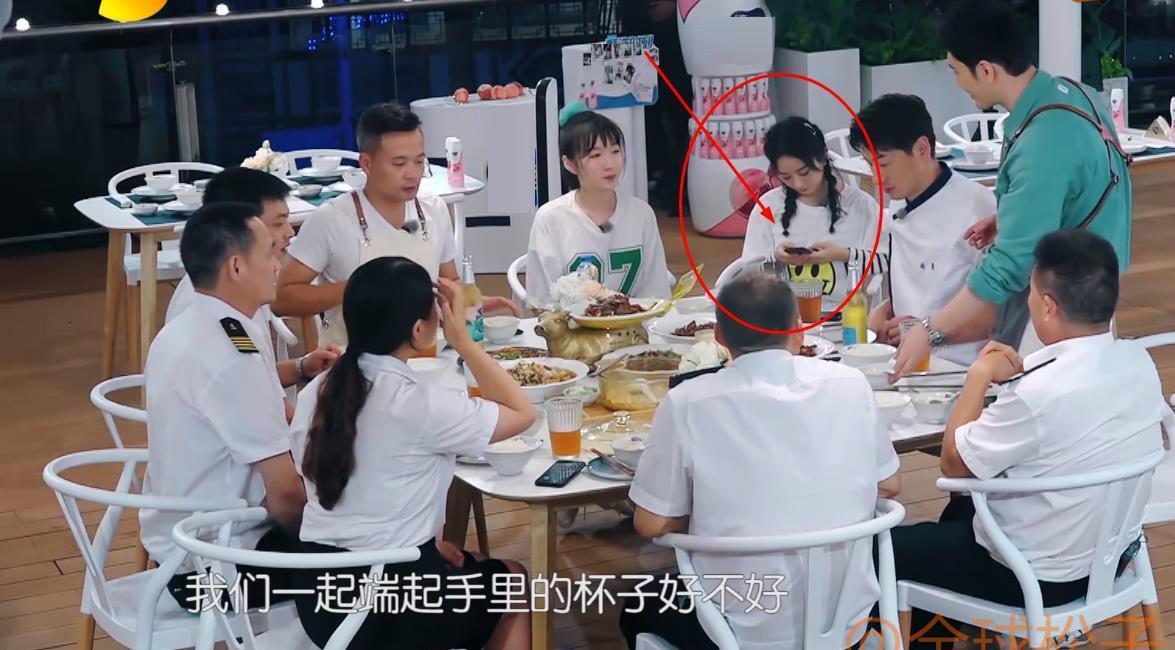 脸色|《中餐厅》赵丽颖将情绪写在脸上,动不动“甩脸色”?