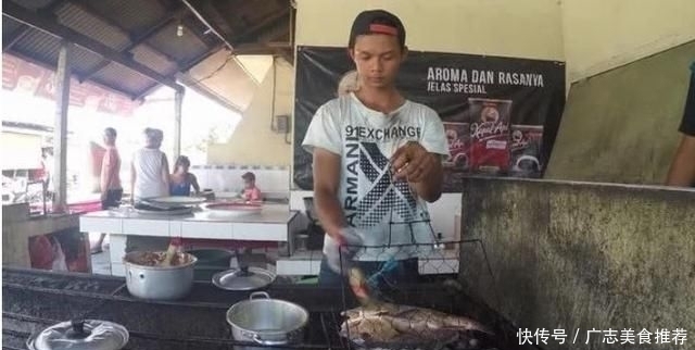 结账|大胃王去越南吃海鲜，烤了30只鱿鱼60只龙虾，结账时却不敢相信