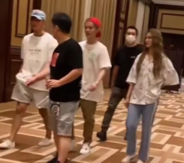  徐艺洋|《创造营》庆功宴，黄子韬徐艺洋一起出席，谁注意徐艺洋的表情