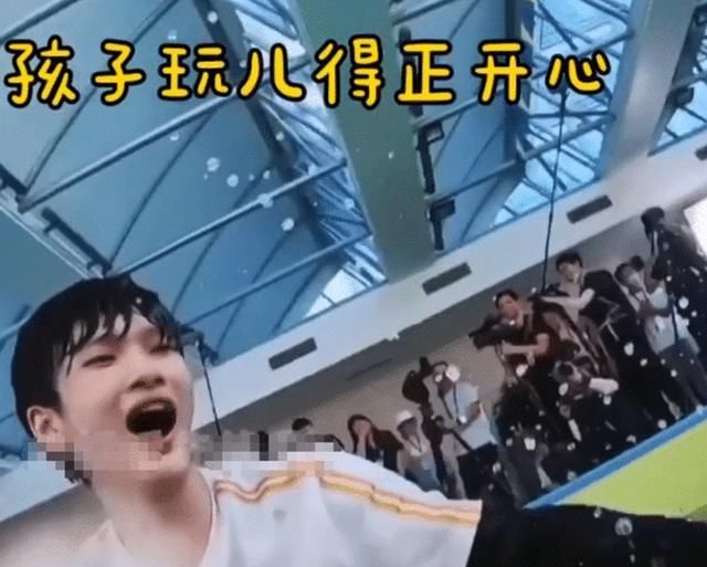  以看得到他|周震南录节目出“意外”？假发被水冲走，发型让导演都绷不住笑