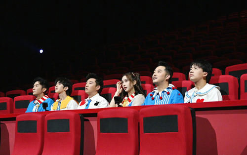  谨言|《奔跑吧》中吴谨言、Baby为显腿长，同穿长筒袜，看到效果后悔了