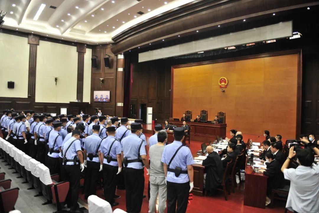 性质|被告人李伟等21人组织、领导、参加黑社会性质组织案一审开庭！
