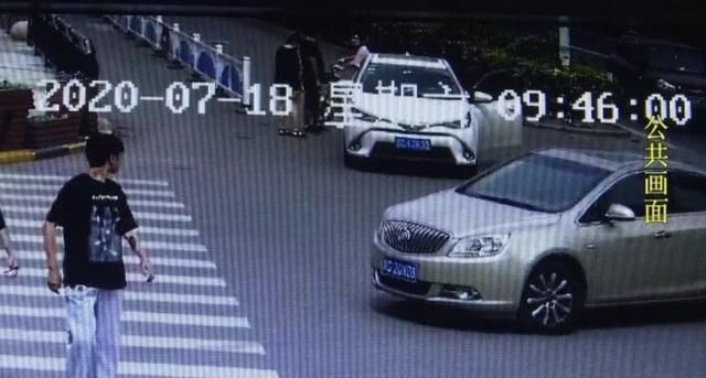  女孩|17岁女孩无钱赔付追尾轿车，遇路人凑款垫付，弯腰道谢：工资拿了就还