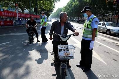  时对电动自行车未挂|【#潍坊# 交警对非机动车交通违法行为进