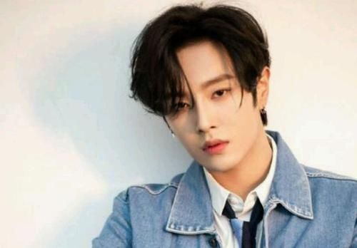  情难|李汶翰易易紫恋情疑曝光，两人挽手亲密热聊，李汶翰车前情难自禁