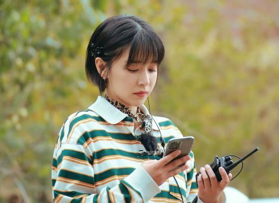  出声|奔跑吧迎来了最没“存在感”嘉宾，大家都被举牌子，只有她默不出声