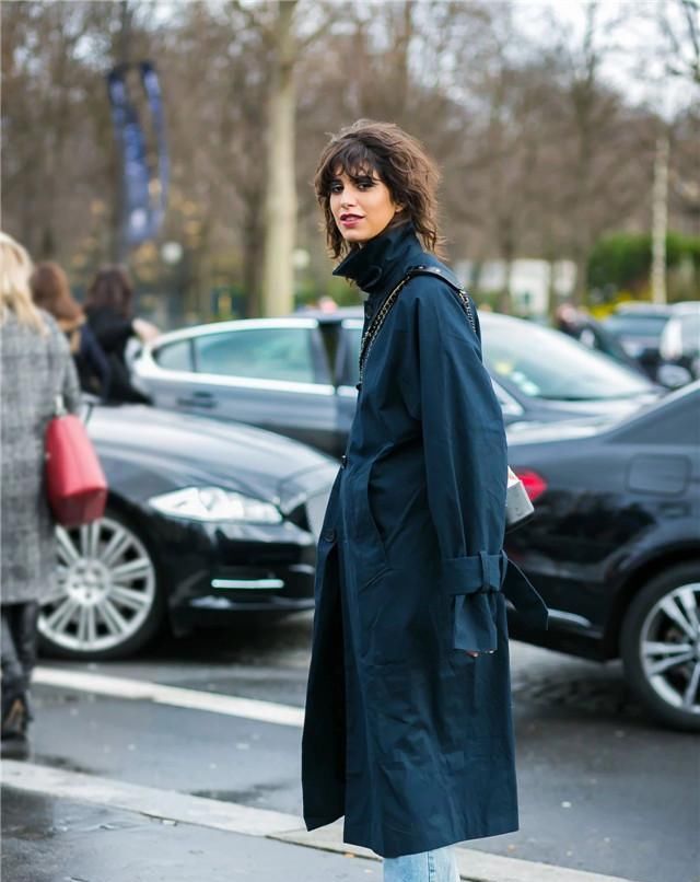  高跟鞋|秋天，穿风衣配什么“鞋子”好看？选对这4双鞋子，时髦又显腿长