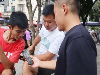  河南|红河南溪：围观下棋就忘了娃 这个奶爸太粗心