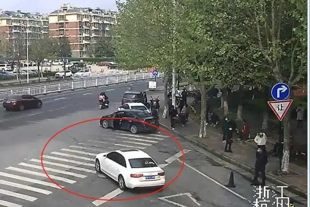  同行|萧山街头白色奥迪连撞三车，被撞车主事后报警：撞我们的是同行