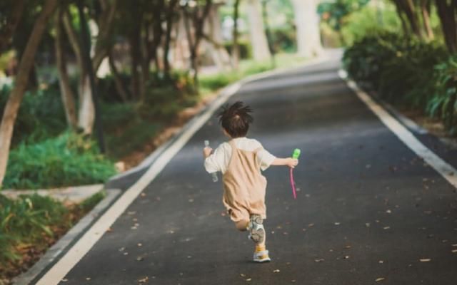  驱使|孩子会走路为啥还让抱，3种需求驱使，狠心拒绝是最坏的办法