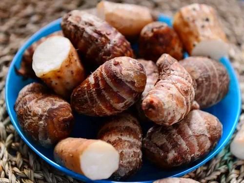 好看|芋头新做法：鲜奶芋头南瓜香菇煲，汤鲜味美有营养，好看又好喝