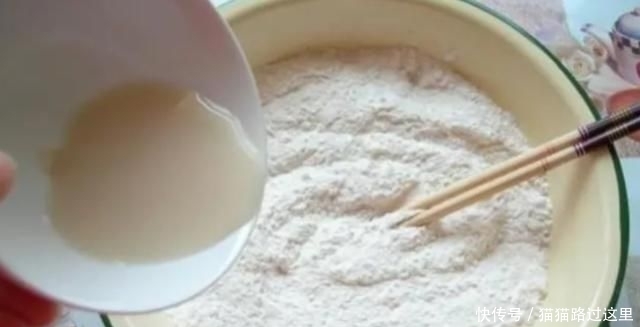 面粉|发面时别只会用白糖酵母,多加一点“它”10分钟就能发满盆