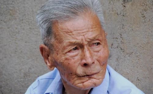  学霸|学霸变学渣，男子前途尽毁一生悲惨，该为此买单的仅是网游吗？