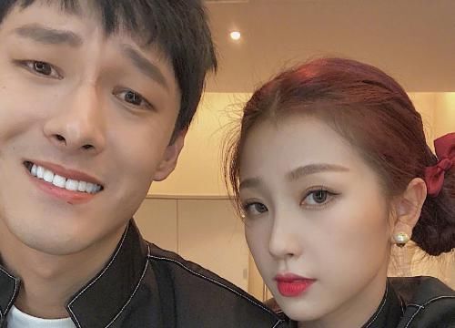  动态|张雨剑跟虞书欣玩五连拍全程表情无变化，看到私下动态，又磕到糖了