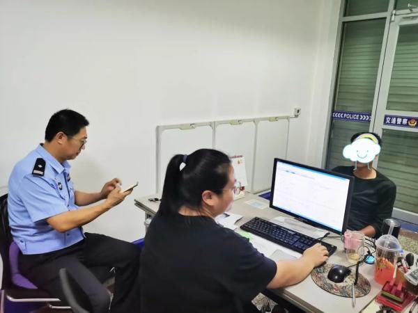  交警|一男子看到交警扔车就跑，发生了什么？