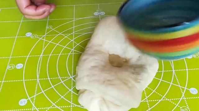  做法|电饭锅版老面包的做法，香甜松软，出锅之后超好吃！