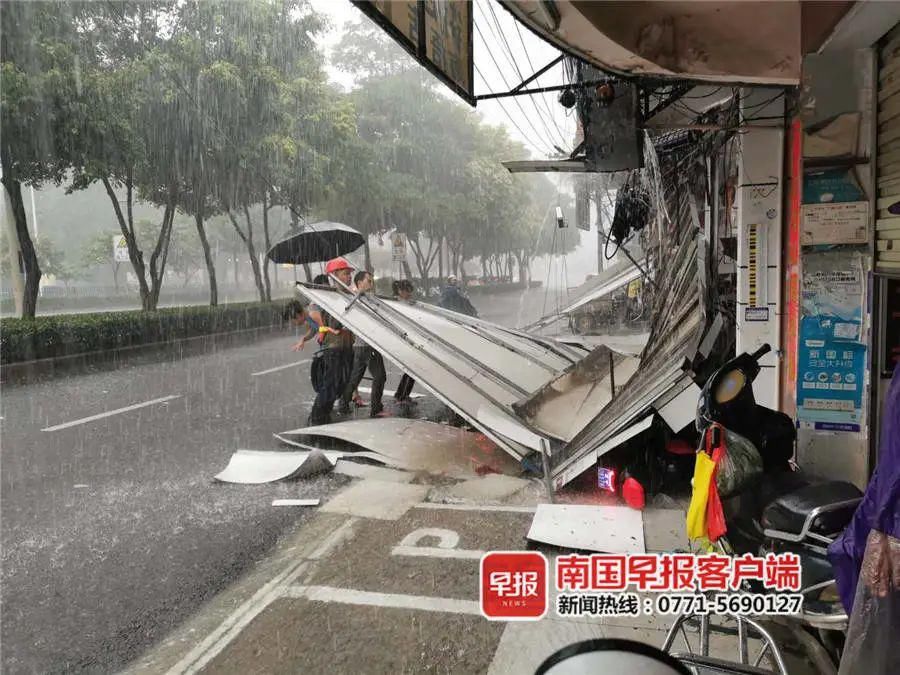  暴雨|突降暴雨，路边广告牌倒塌，2名躲雨女子被砸！