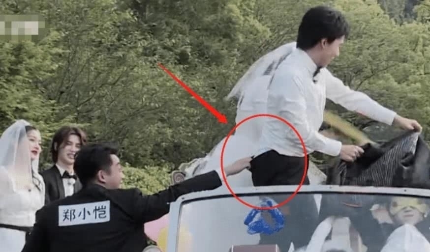 挡住|郭麒麟节目被郑恺扯掉裤子,嘉宾们哄笑,却有一人帮郭麒麟挡住