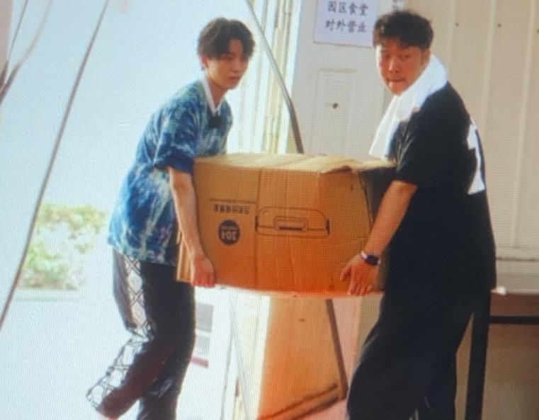  送餐|中餐厅4又有录制照，杨超越杜海涛外出送餐，王俊凯举动厉害了