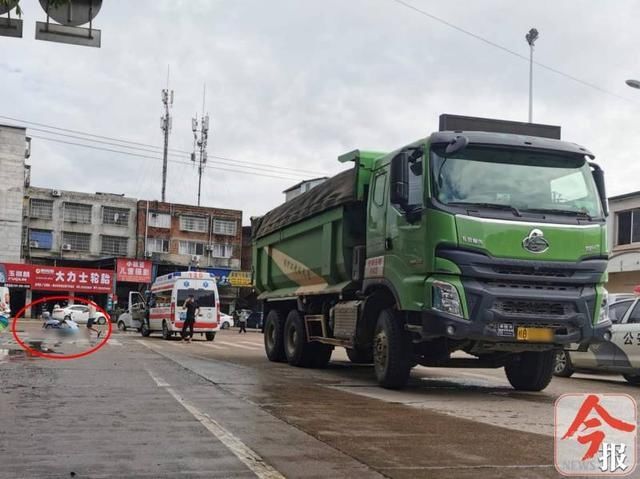  带倒|悲剧！桂B泥头车转弯带倒电动车，两孩子当场失去母亲