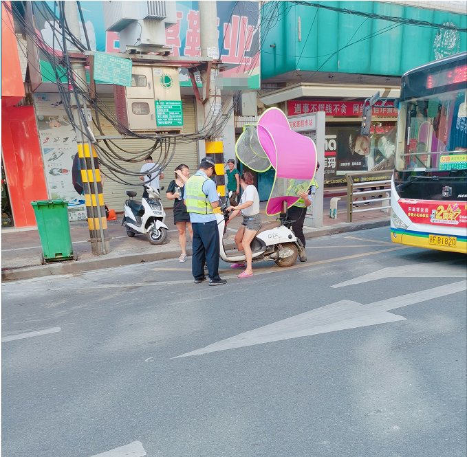 交通安全|南城交警持续整治加装遮阳伞