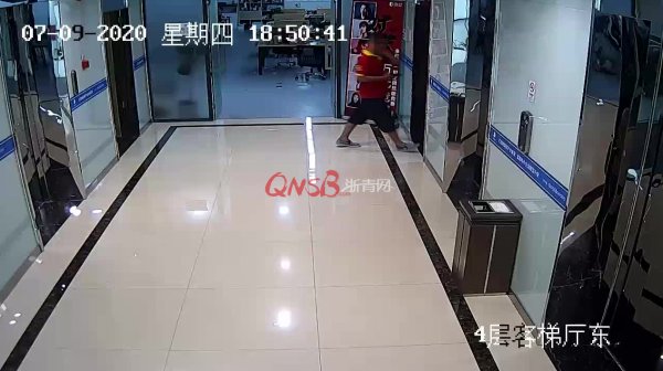  女主播|已婚男子偷窥女主播上厕所 被抓后狠扇自己巴掌