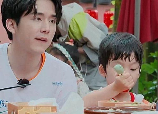  弄巧成拙|奇妙小森林：谢可寅为艾玛夹菜，特意把筷子反过来拿，不料弄巧成拙