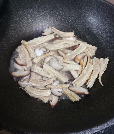  手软|最简单的补钙菜，夏天遇到绝不“手软”，实惠又好做，多吃长高个