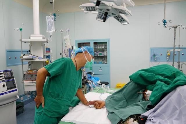  救联动中心|院线播报｜惊心动魄！钢筋插入工友腹部，国壮成功取出