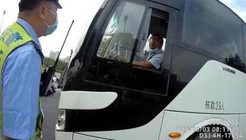  交警二|?大巴车司机无证驾驶近一年终被查