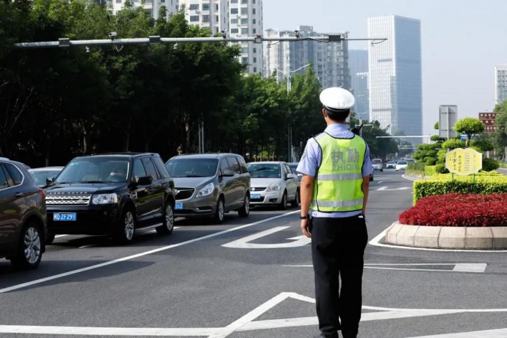 车占用机动车道行驶|美丽海沧，只因这些摆渡人在默默坚守...