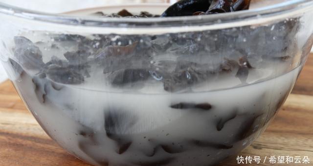 流出|水泡木耳越脏,水里加2,污垢自动流出,1分钟浸泡一盆