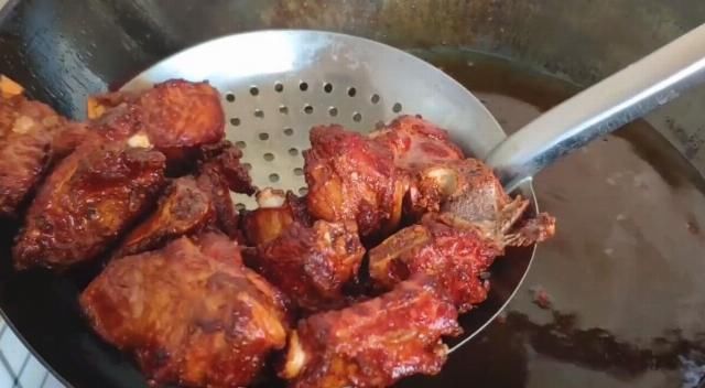 好吃|椒盐蒜香排骨的家常做法，咬上一口香酥入味，咸香爽口，特别好吃