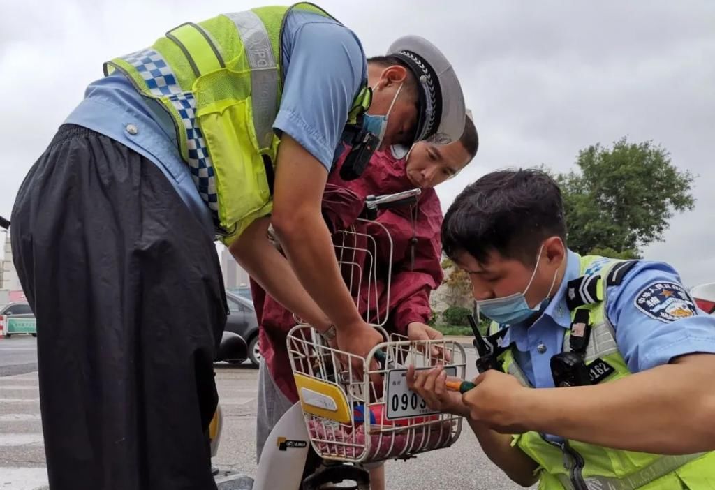  电动|一致好评丨招远交警冒雨走上街头帮电动自行车上牌!