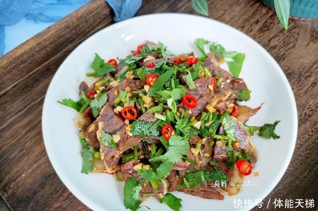 开心|一家四口的晚餐,妈妈做了三菜一汤,简单营养味美,家人吃着开心