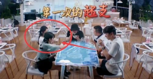  看清|《中餐厅》被曝造假！赵丽颖直接“露馅”了？看清碗底：别装了！