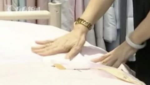 不见|超市结账时手机不见了！女子查看监控后傻眼...