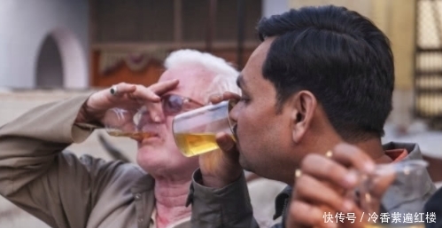 印度|男子去印度游玩,品尝了当地的饮料,得知原料后狂吐!