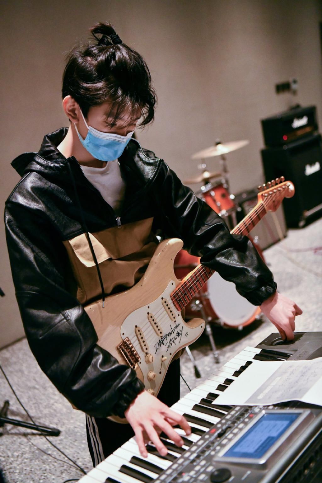  努力|努力向上的三小只TFBOYS，现如今合体黑色羽毛造型，简直太赞了！