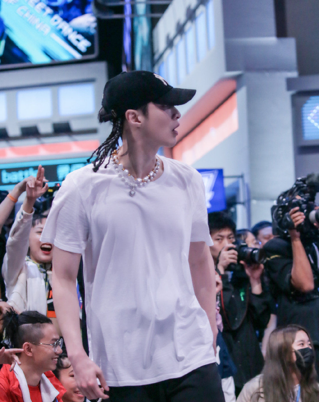  金晨|金晨看完张艺兴的街舞不淡定了, 兴奋发文打call, 本人回复太搞笑