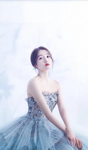  搭配|最近关晓彤风格大变，穿深V礼服霸气亮相，尽显成熟韵味