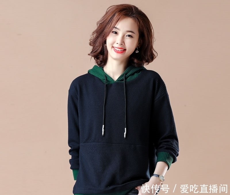 毛衣|刚入秋,别着急买毛衣!新款卫衣未上先火,洋气减龄买它错不了