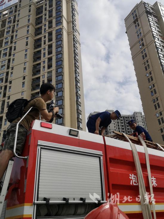 全媒|洪水不退，决不松劲！湖北日报全媒记者奋战在一线